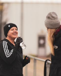Jetske lachend sporten fles water in hand