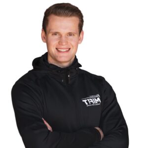 personal trainer mifit kai armen over elkaar